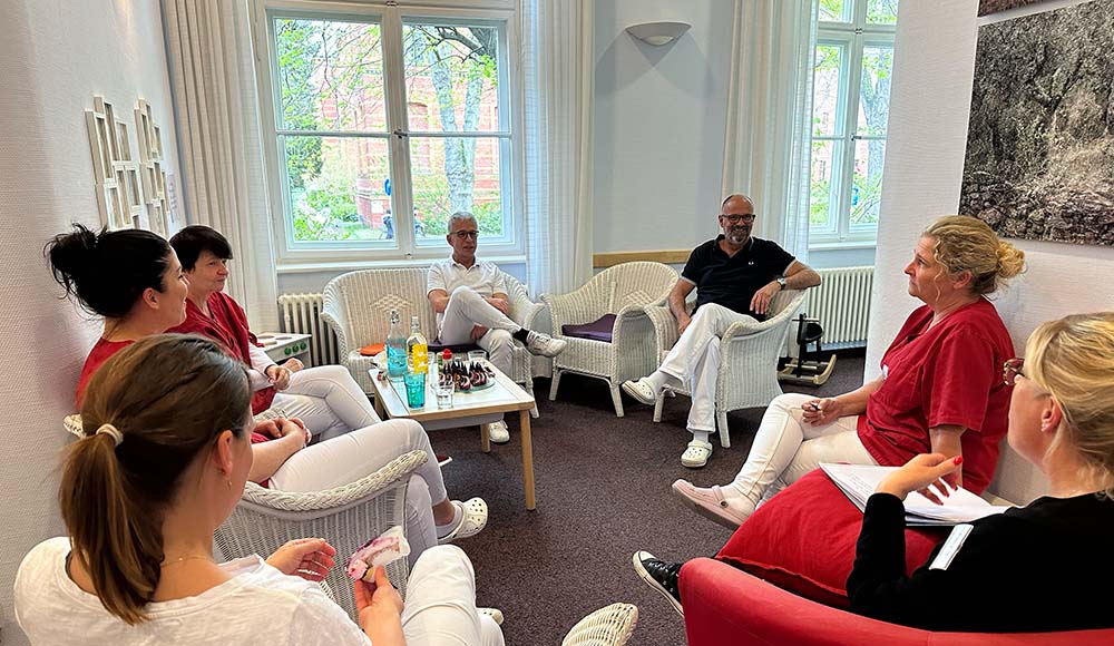 Teambesprechung im Wartebereich der Fera.