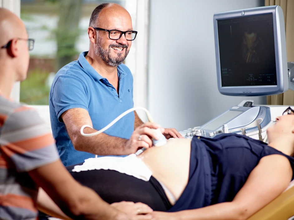Dr. Hakan Altinöz bei einer Nackentransparenzmessung