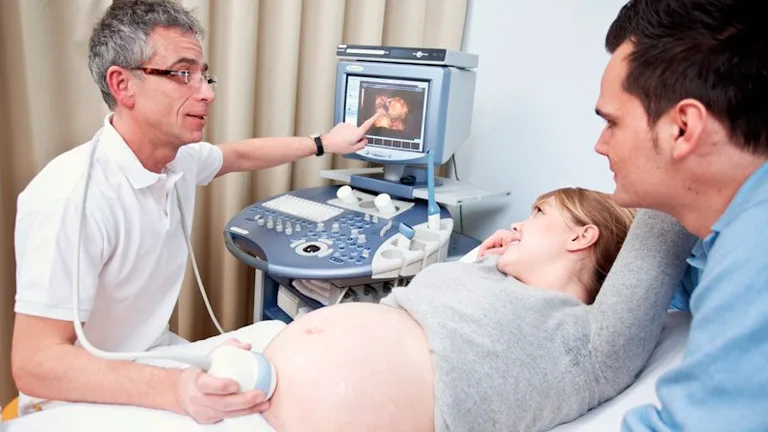 Ultraschalluntersuchung einer schwangeren Frau. Pränataldiagnostik.